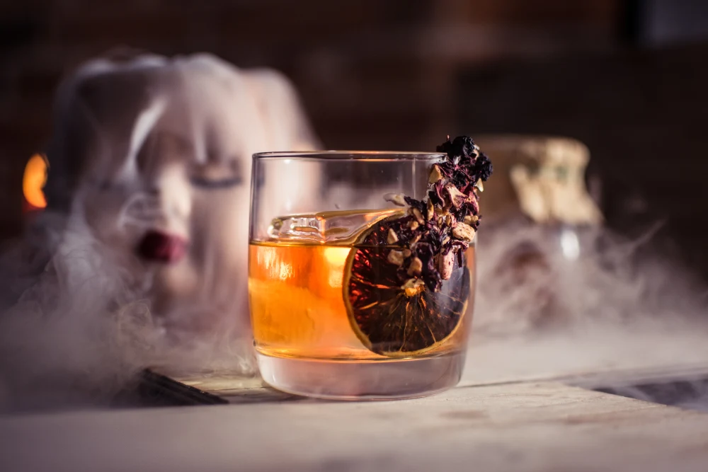Halloweenowy drink z dymem